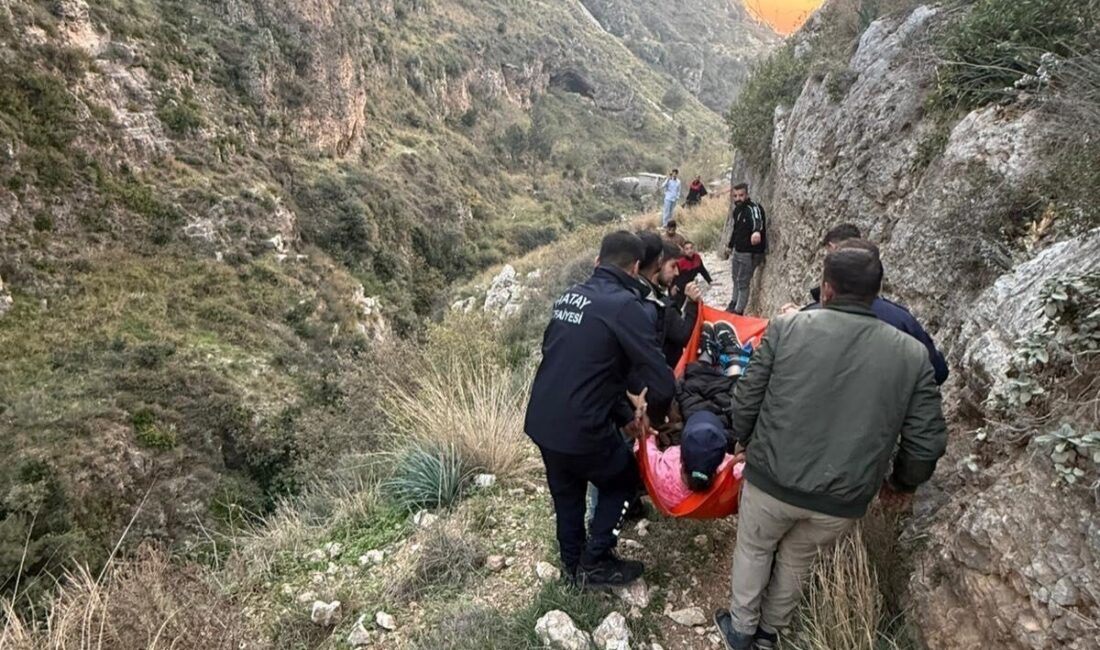 Hatay’da Habibi Neccar Dağı yakınlarında yürüyüş yaparken düşen bir kişi,