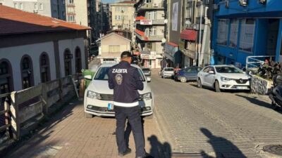 Zonguldak Belediyesi Zabıta Müdürlüğü ekipleri, sabah saatlerinde kent merkezinde denetimlerini