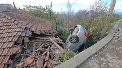 Zonguldak’ta meydana gelen trafik kazasında, bir otomobil kontrolünden çıkarak bir