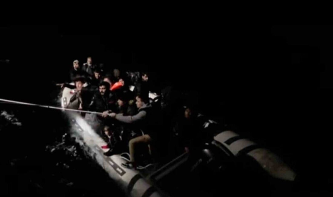 Muğla’nın Fethiye ilçesi açıklarında bir lastik bot arızalandı ve içinde