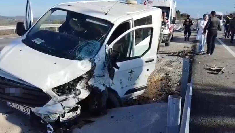 Kandıra ilçesinde meydana gelen trafik kazasında 2 araç çarpıştı ve