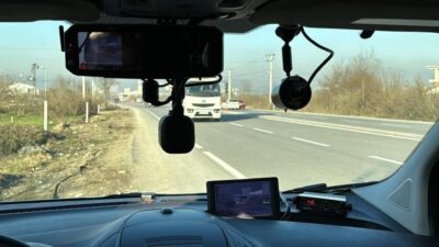 Düzce’de trafik denetimi gerçekleştiren polis ve jandarma ekipleri, trafik kurallarına