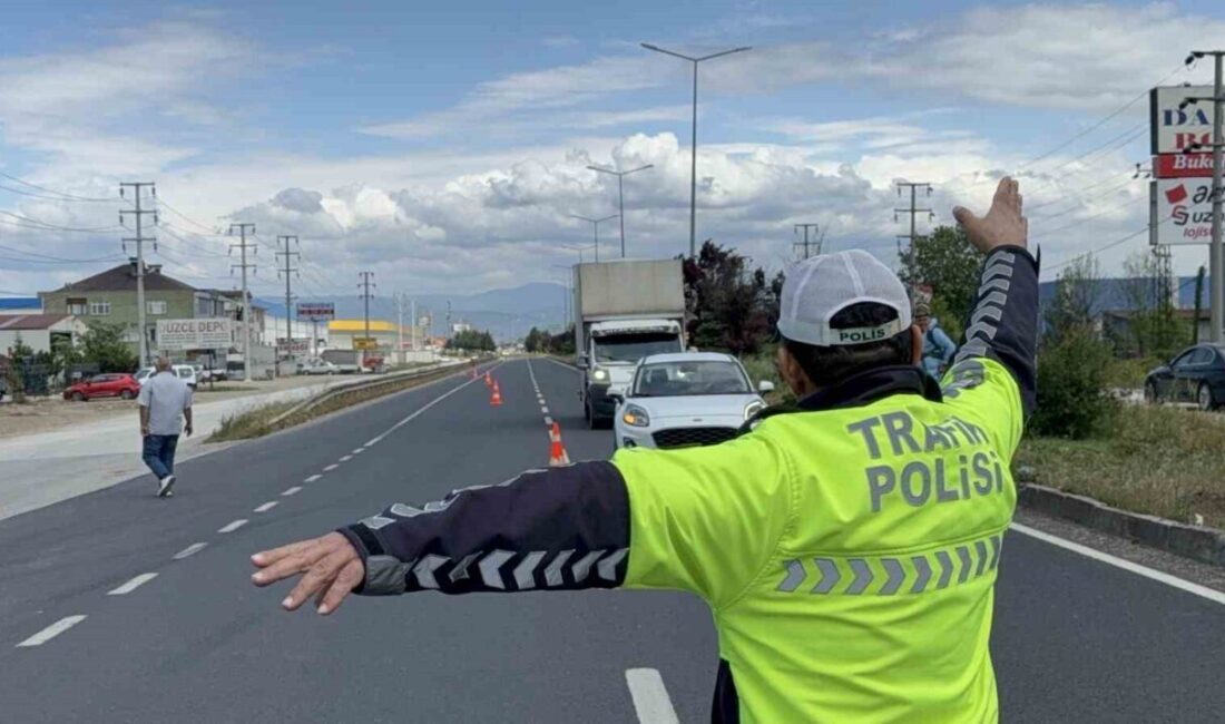 DÜZCE – Düzce ilinde trafik denetimi gerçekleştiren polis ve jandarma