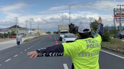 DÜZCE – Düzce ilinde trafik denetimi gerçekleştiren polis ve jandarma