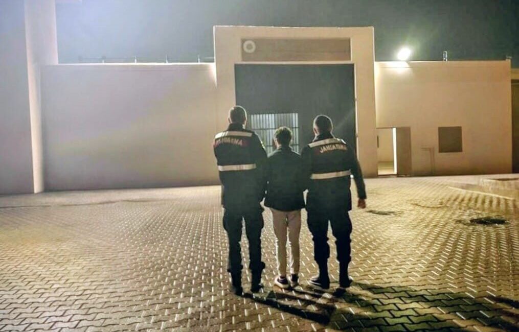 Adıyaman’ın Kahta ilçesinde uyuşturucu ticareti suçundan aranan ve hakkında 25
