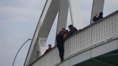 Manavgat ilçesindeki Şükrü Sözen Köprüsü’nde ip sıkılmış boynu ve elinde