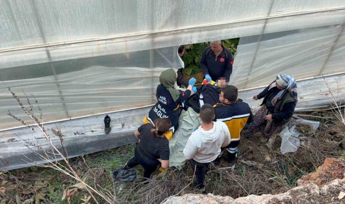 Antalya’nın Gazipaşa ilçesinde bir çiftçi, serasının yanındaki 7 metrelik duvardan