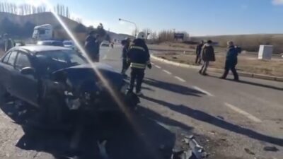 Yozgat’ta meydana gelen trafik kazasında otomobil ile hafriyat kamyonunun çarpışması