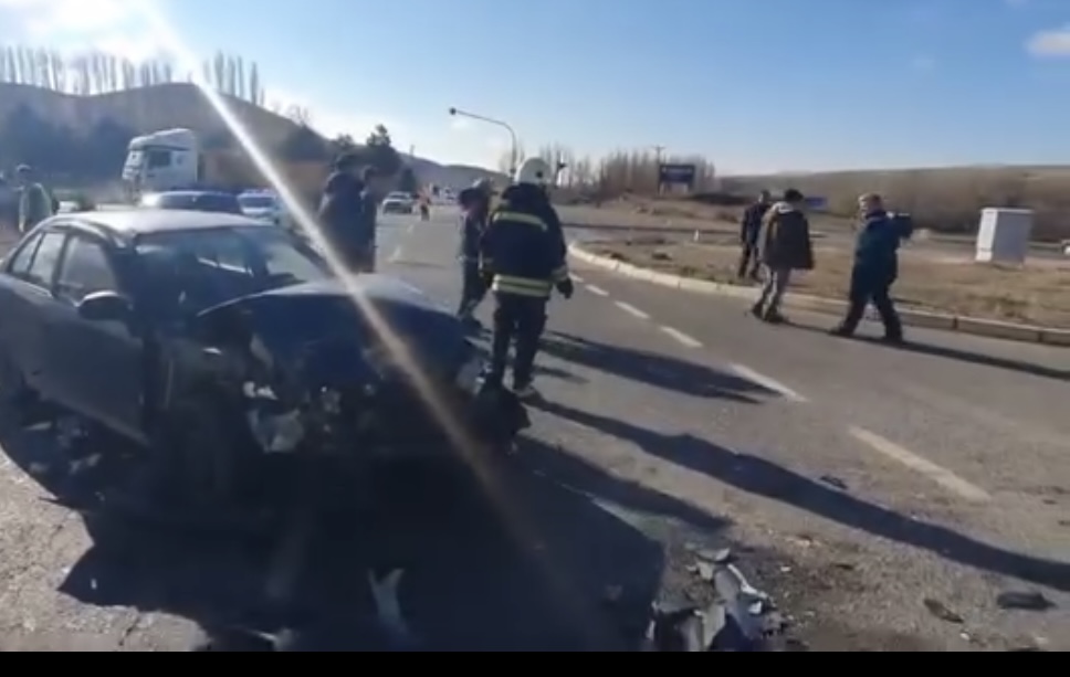 Yozgat’ta meydana gelen trafik kazasında otomobil ile hafriyat kamyonunun çarpışması