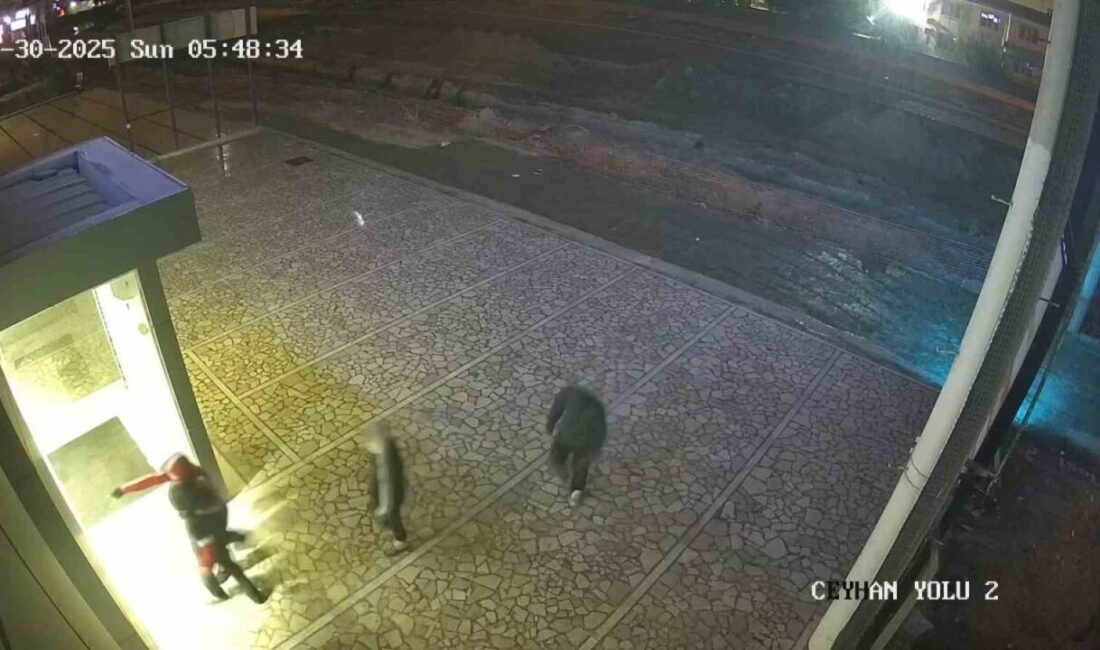Adana’da, 4 genç motosiklet galerisine gidip beğendikleri motosikletleri çaldı. Güvenlik