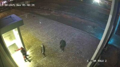Adana’da, 4 genç motosiklet galerisine gidip beğendikleri motosikletleri çaldı. Güvenlik