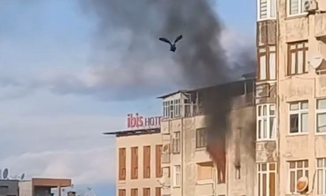 Adana’nın Seyhan ilçesine bağlı Çınarlı Mahallesi’nde bir apartmanın altıncı katında