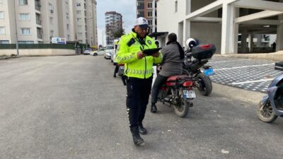 Adana’da trafik polisleri tarafından gerçekleştirilen motosiklet denetiminde, 106 sürücüye toplamda