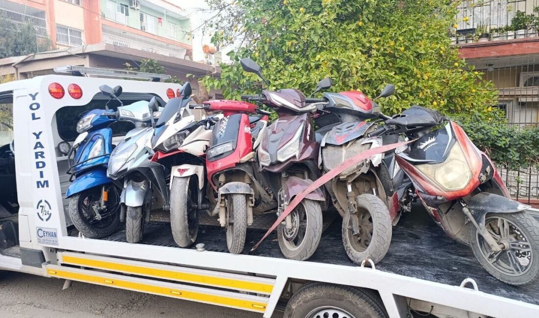 Adana’da trafik polisleri tarafından gerçekleştirilen denetimlerde, bin 64 motosiklet kontrol
