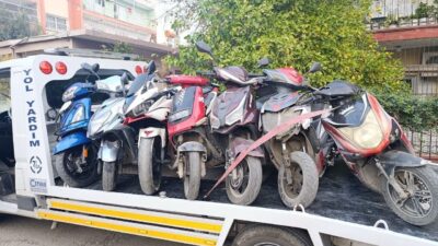 Adana’da trafik polisleri tarafından gerçekleştirilen denetimlerde, bin 64 motosiklet kontrol