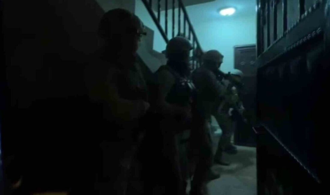 Adana’da, uyuşturucu satıcılarına yönelik sabahın erken saatlerinde gerçekleştirilen operasyonda 24