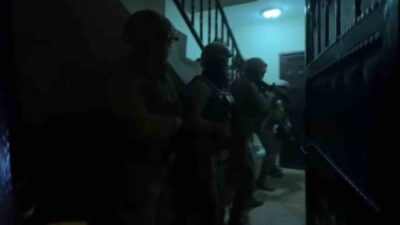 Adana’da, uyuşturucu satıcılarına yönelik sabahın erken saatlerinde gerçekleştirilen operasyonda 24