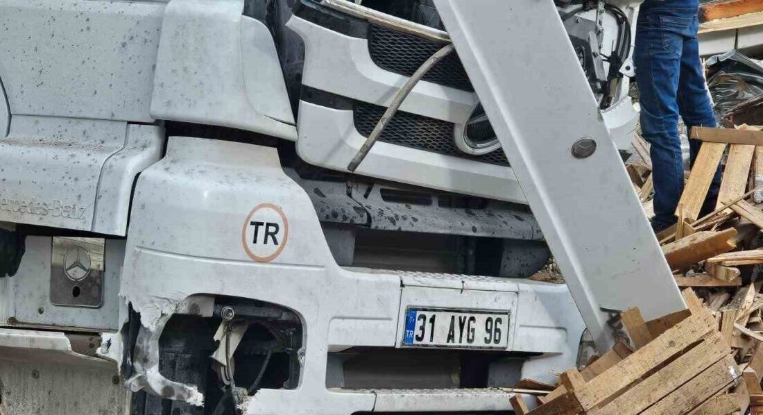Adilcevaz ilçesinde meydana gelen bir kaza sonucu tavuk eti yüklü