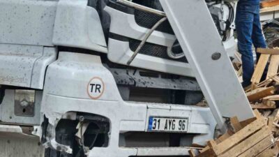 Adilcevaz ilçesinde meydana gelen bir kaza sonucu tavuk eti yüklü
