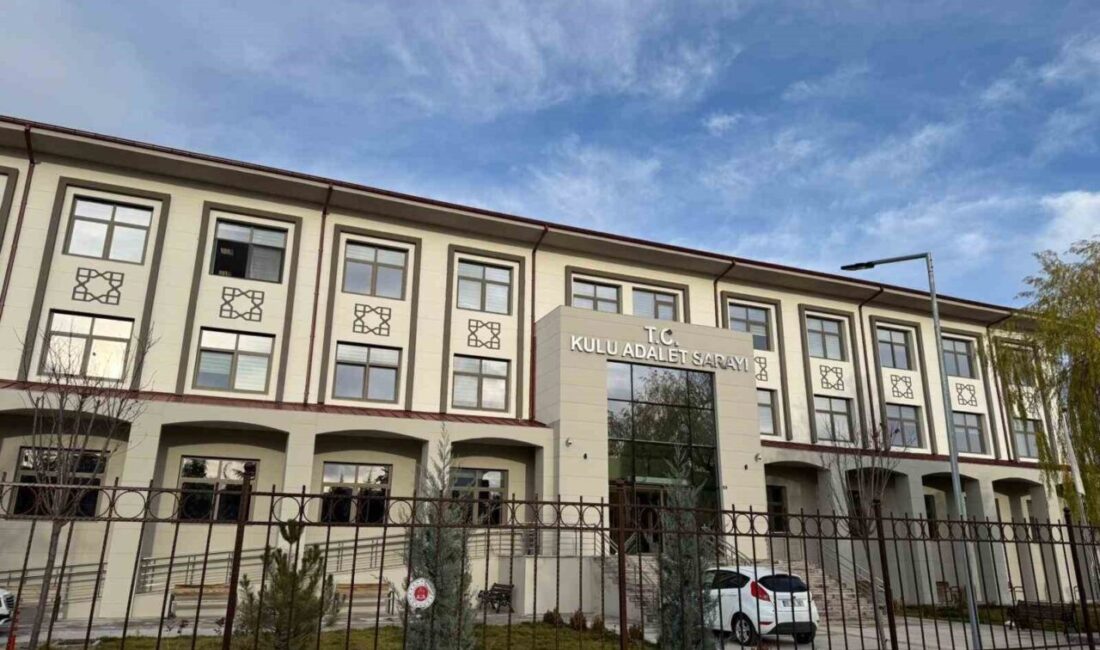 Kulu ilçesindeki adliyede satış memuru ve zabıt katibi olarak çalışan