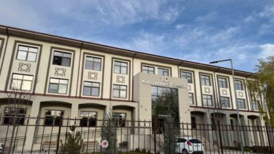 Kulu ilçesindeki adliyede satış memuru ve zabıt katibi olarak çalışan