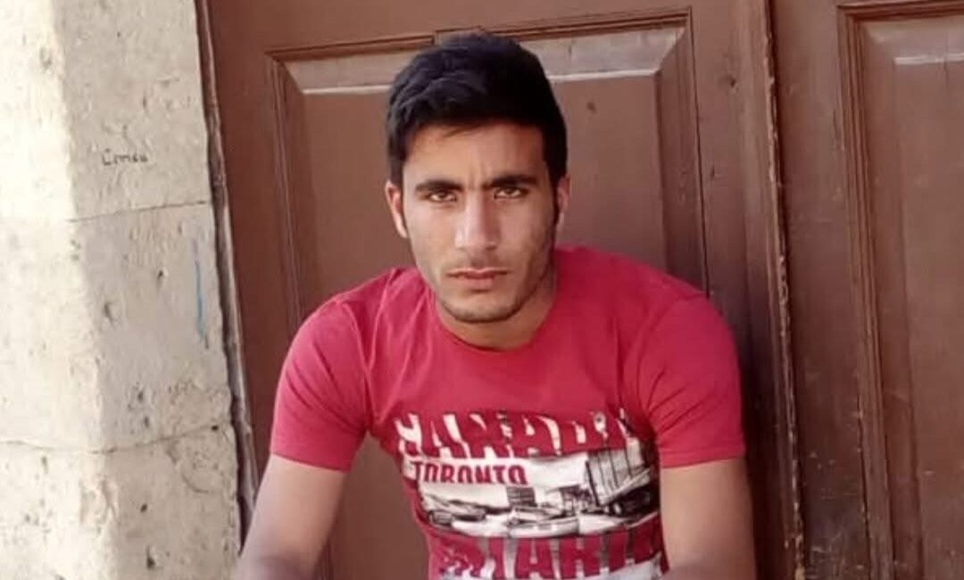 Tarsus ilçesinde bir gencin, ağabeyinin kullandığı kamyonun geri manevra yapması