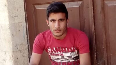 Tarsus ilçesinde bir gencin, ağabeyinin kullandığı kamyonun geri manevra yapması