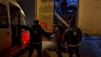 Ağrı Emniyet Müdürlüğü ekipleri, il merkezinde durdurulan bir tırın dorsesinde