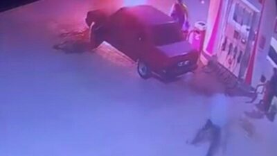 Ahlat ilçesindeki bir akaryakıt istasyonunda meydana gelen araç yangını kısa
