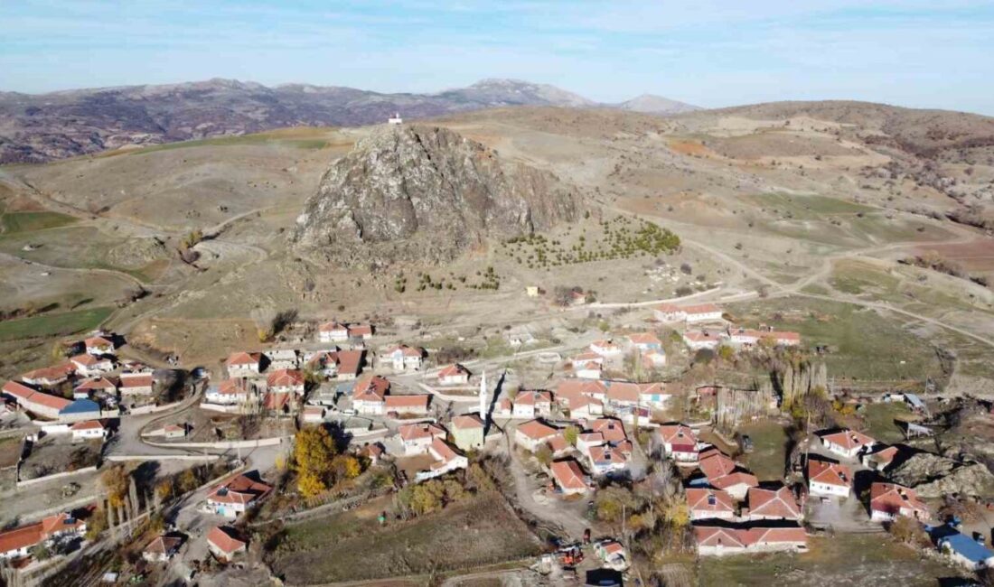 Yozgat’ın Kadışehri ilçesine bağlı Akçakale Mahallesi, panoramik bir manzara sunan