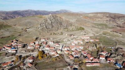 Yozgat’ın Kadışehri ilçesine bağlı Akçakale Mahallesi, panoramik bir manzara sunan