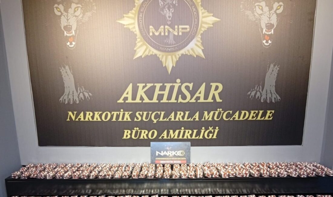 Manisa’nın Akhisar ilçesinde uyuşturucu ticaretine yönelik düzenlenen operasyonda 8 adrese