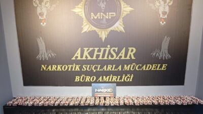 Manisa’nın Akhisar ilçesinde uyuşturucu ticaretine yönelik düzenlenen operasyonda 8 adrese