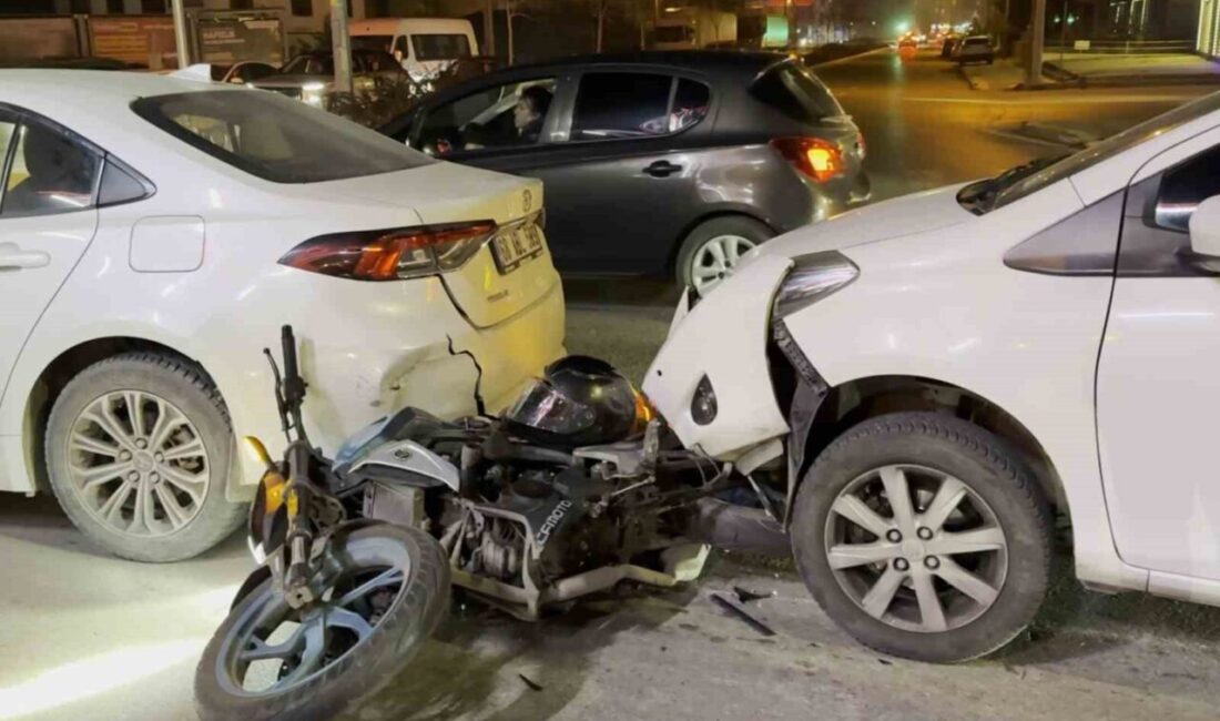 Aksaray’da bir trafik kazasında bir motosiklet ile üç otomobil karıştı;