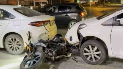 Aksaray’da bir trafik kazasında bir motosiklet ile üç otomobil karıştı;