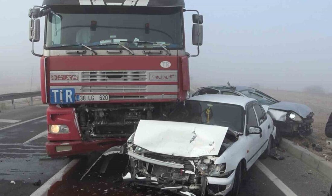 Aksaray’da sisin etkili olduğu bir günde meydana gelen zincirleme trafik