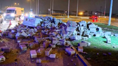Aksaray ilinde meydana gelen trafik kazasında bims yüklü bir tır