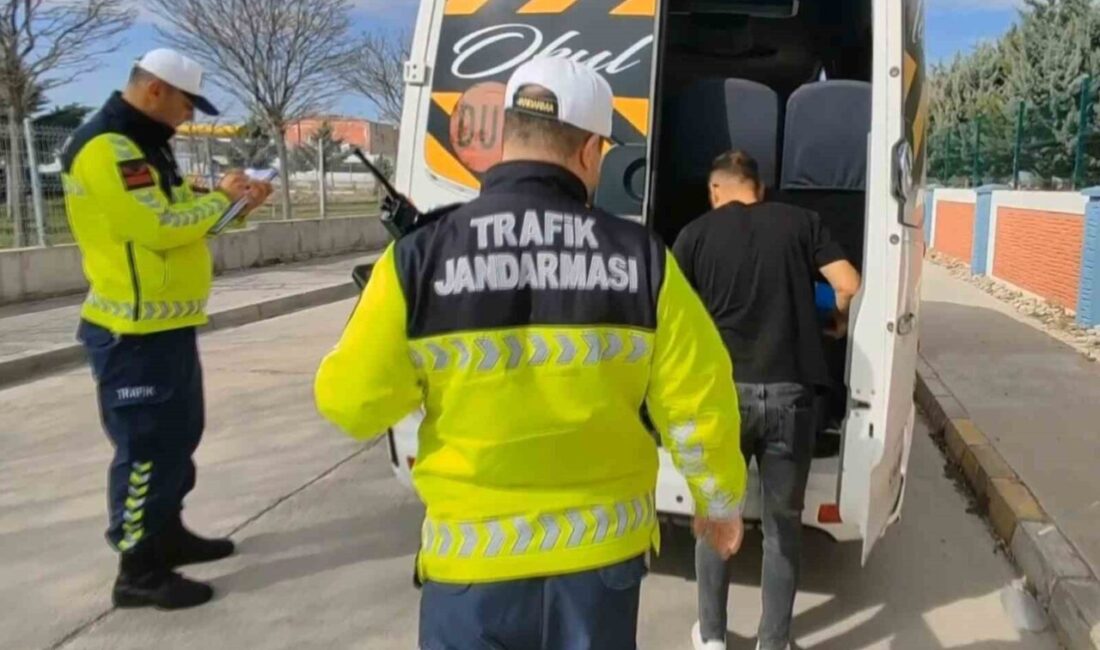 Aksaray’da, öğrenci servislerine yönelik kapsamlı denetimler gerçekleştiren trafik jandarması, herhangi