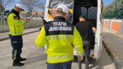 Aksaray’da, öğrenci servislerine yönelik kapsamlı denetimler gerçekleştiren trafik jandarması, herhangi
