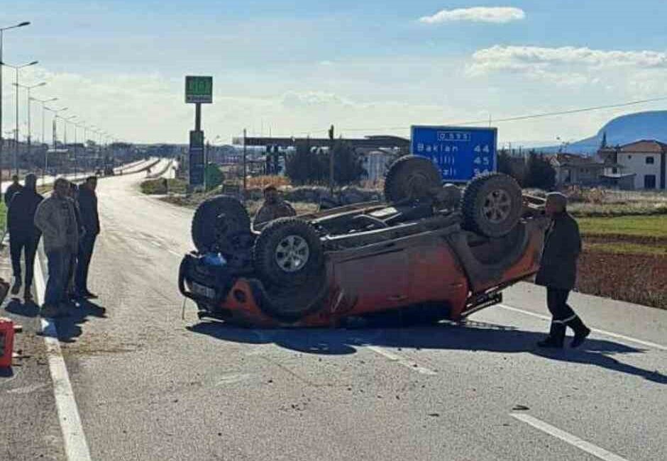 Denizli’de, pikabın aksının kırılması sonucu düz bir yol üzerinde takla
