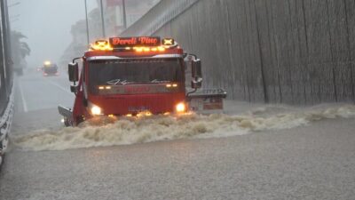 Alanya ilçesinde dün akşam saatlerinde başlayan sağanak yağış, bugün öğleden