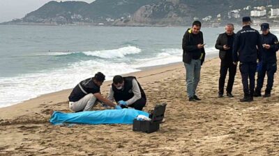 Alanya ilçesinde sahil kenarında yabancı uyruklu bir kadın cesedi bulundu.