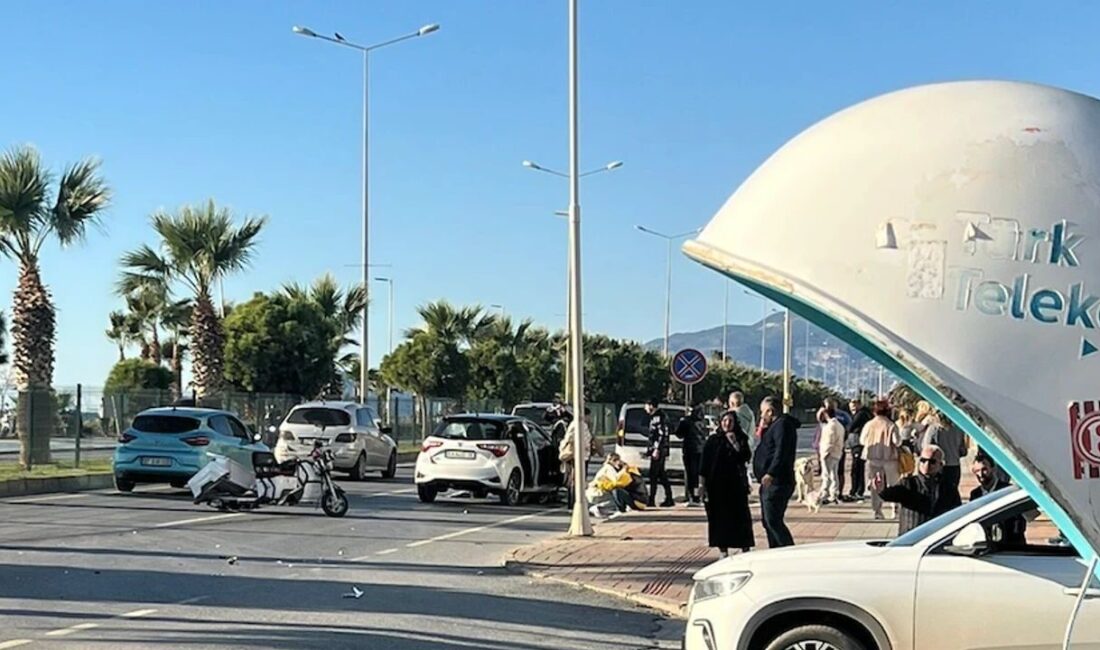 Alanya ilçesinde meydana gelen trafik kazasında, bir otomobil ile çarpışan
