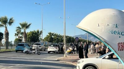 Alanya ilçesinde meydana gelen trafik kazasında, bir otomobil ile çarpışan