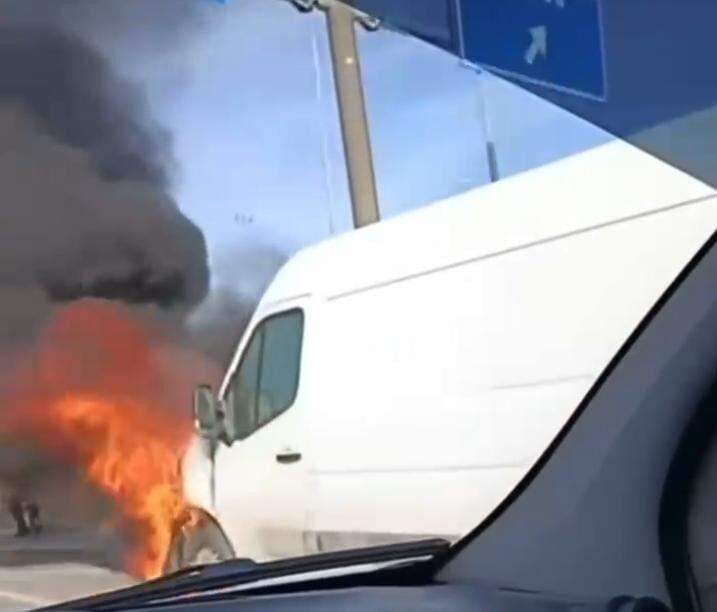 Bursa’nın Mudanya ilçesinde seyir halindeyken arıza yapan bir servis minibüsü,
