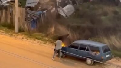 Bolu’da bir sürücü, aracında çıkan yangını su dökerek söndürdü. Kalıcı
