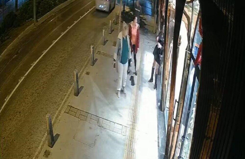 İzmir’in Konak ilçesinde iddia edildiğine göre alkollü olan bir travesti,