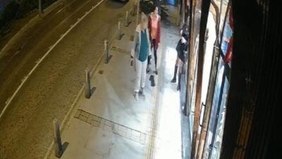 İzmir’in Konak ilçesinde iddia edildiğine göre alkollü olan bir travesti,