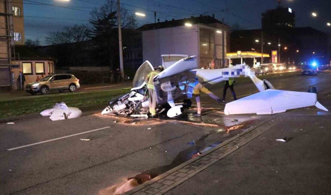 Almanya’nın Mannheim kentinde, motor arızası yaşayan bir küçük uçağın acil