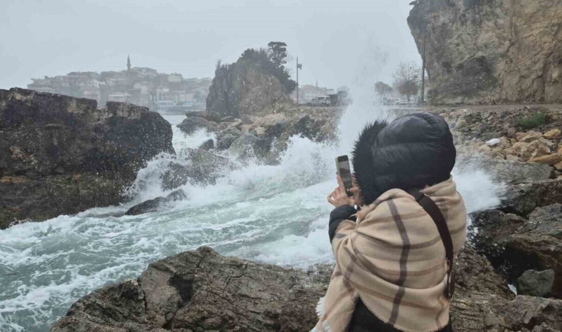 Amasra ilçesinde yaşanan şiddetli rüzgar nedeniyle Karadeniz kıyılarında 3 metreyi